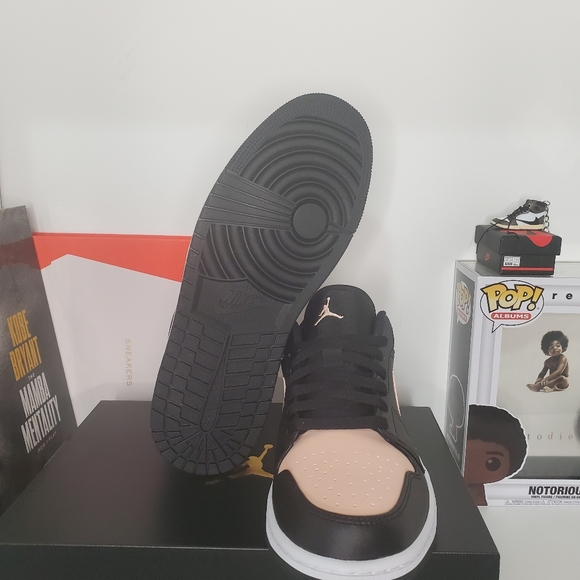 Jordan 1 Low Crimson - Picture 3 of 3